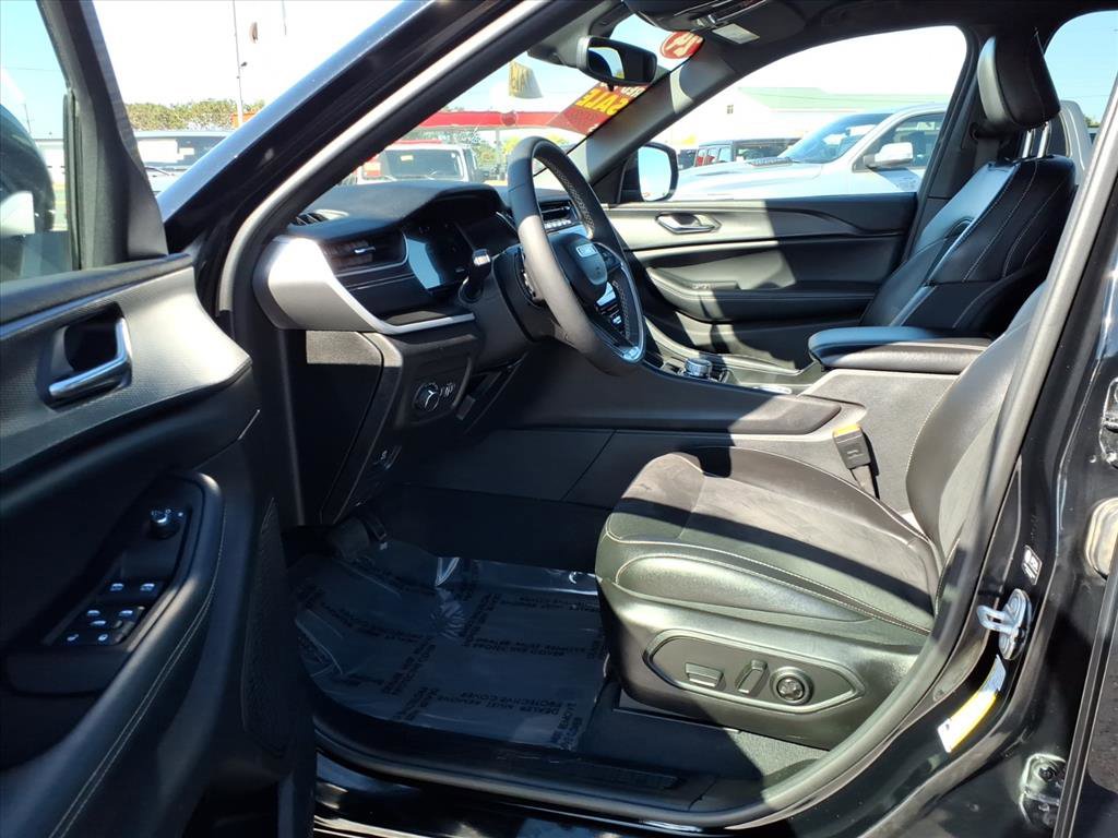 Used 2024 Jeep Grand Cherokee Altitude image 10