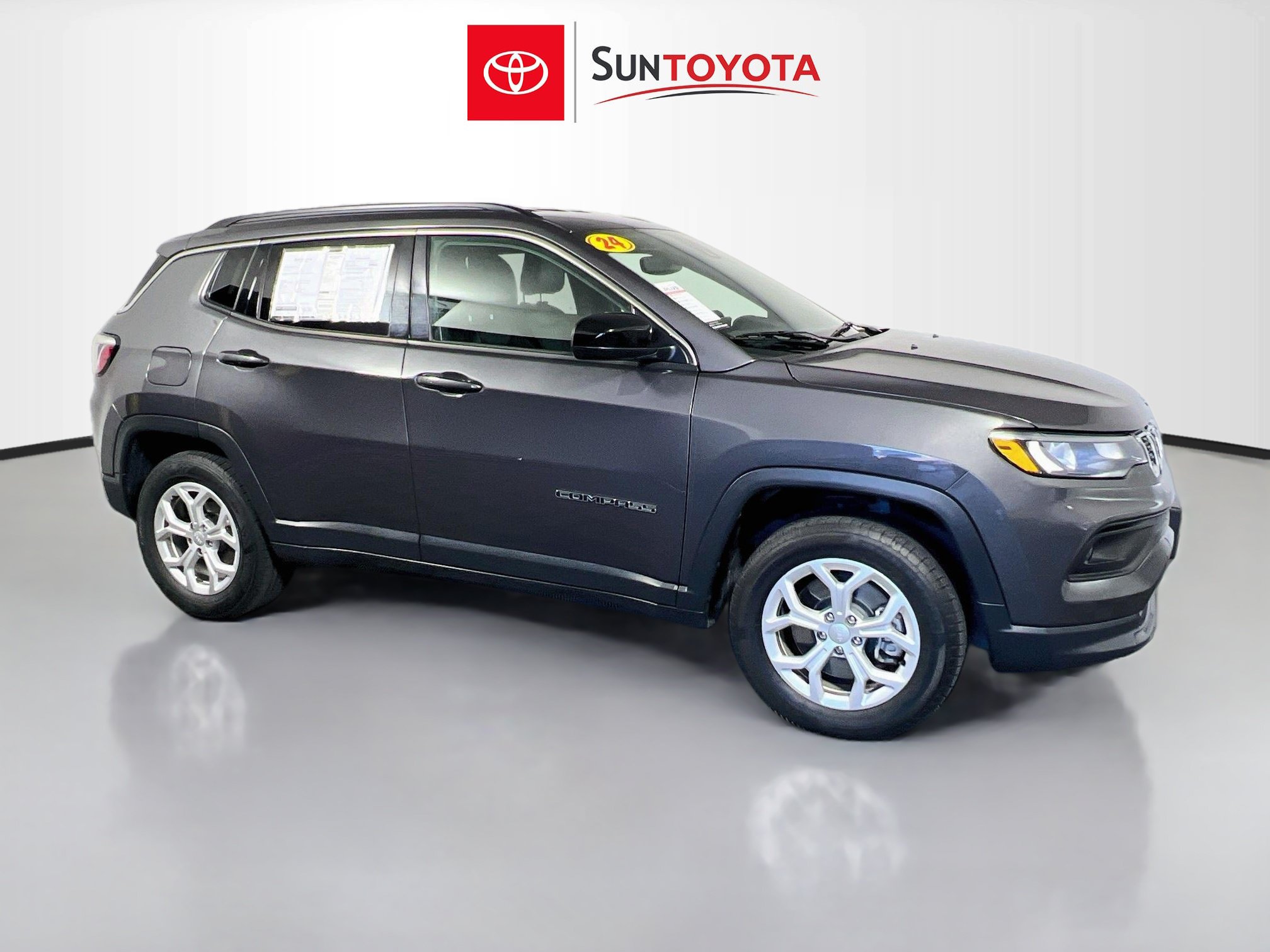Used 2024 Jeep Compass Latitude AWD/4WD image 1
