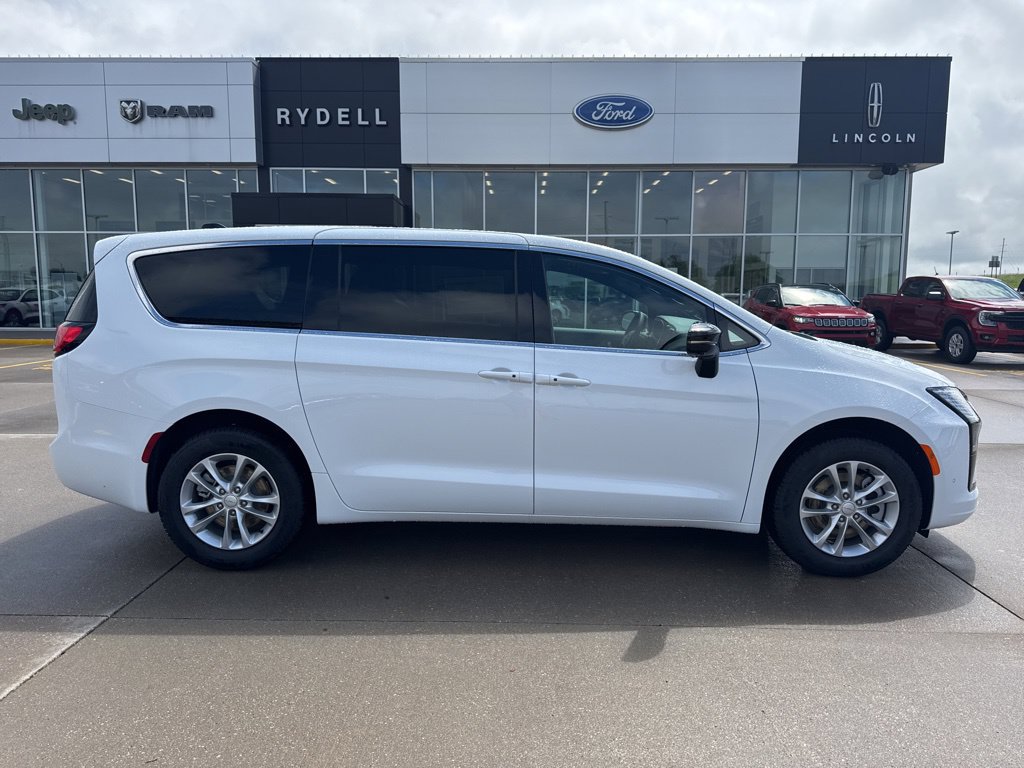 New 2027 Chrysler Pacifica Select w/ Family Tech Group AWD/4WD image 2