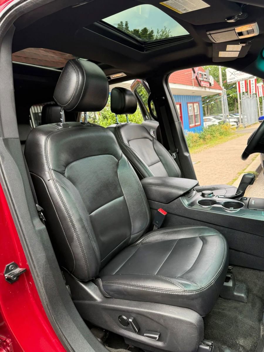 Used 2016 Ford Explorer XLT w/ Equipment Group 202A AWD/4WD image 11