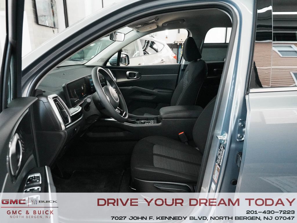 Used 2025 Kia Sorento LX image 27