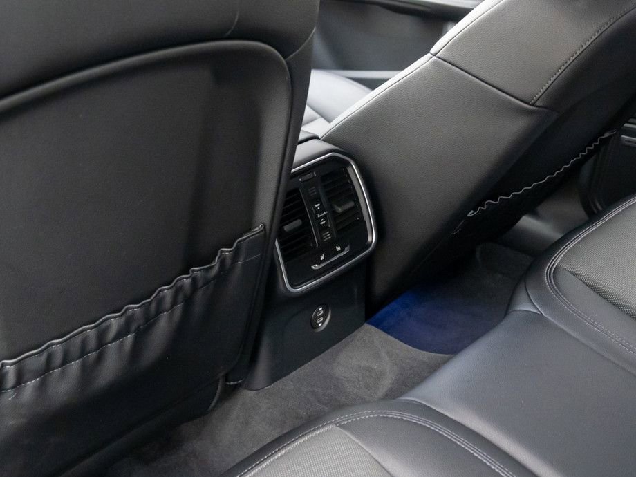 Certified 2025 Porsche Macan image 17