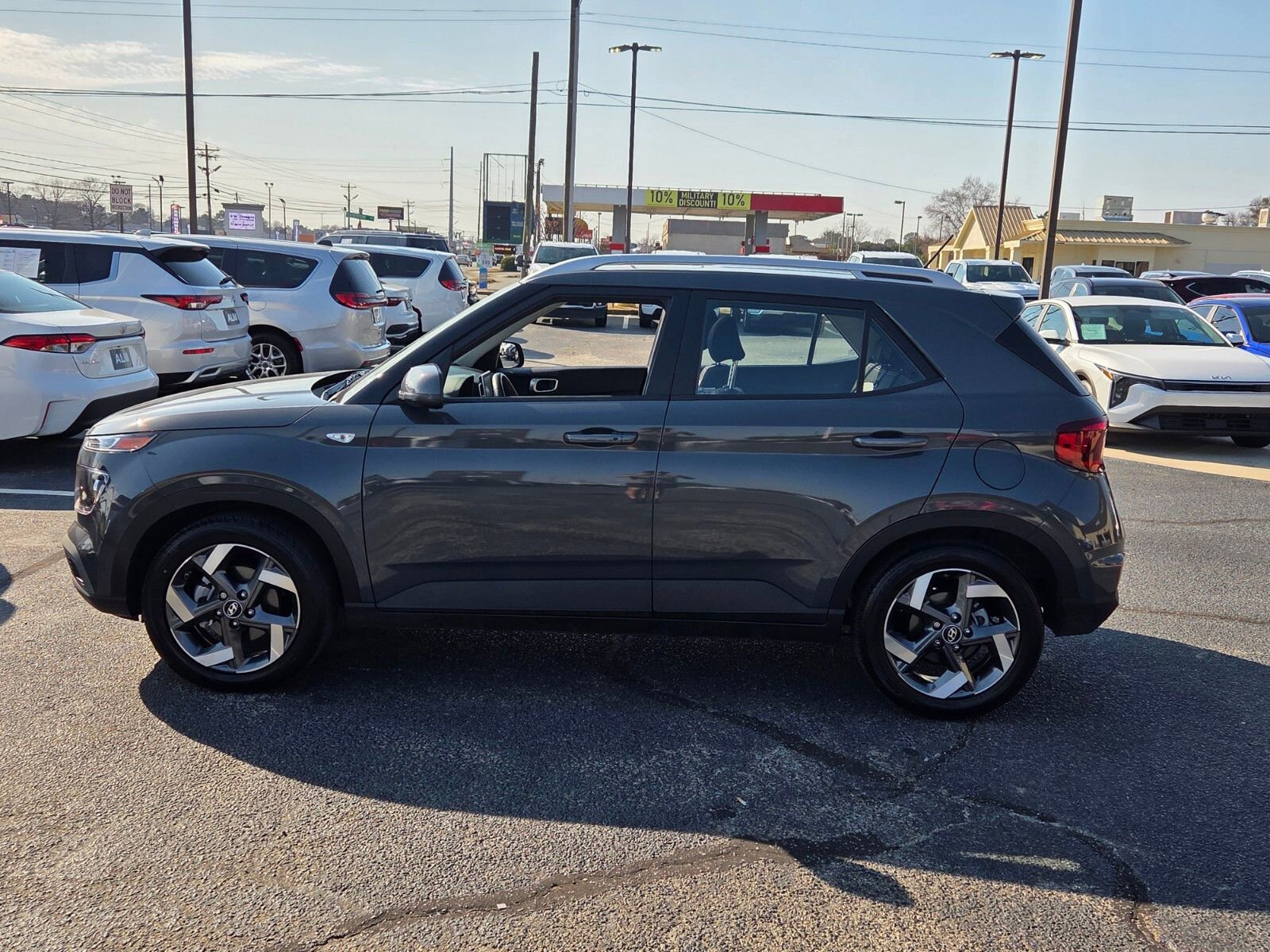 Used 2025 Hyundai Venue SEL image 4