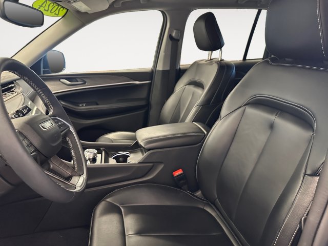 Used 2024 Jeep Grand Cherokee Limited AWD/4WD image 9