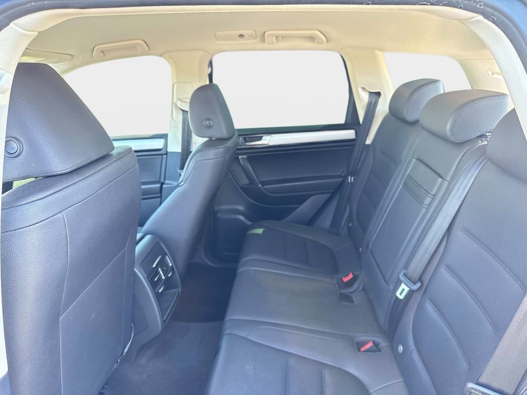Used 2016 Volkswagen Touareg Sport image 15