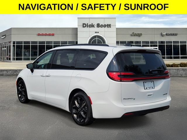 Used 2025 Chrysler Pacifica Limited FWD image 3