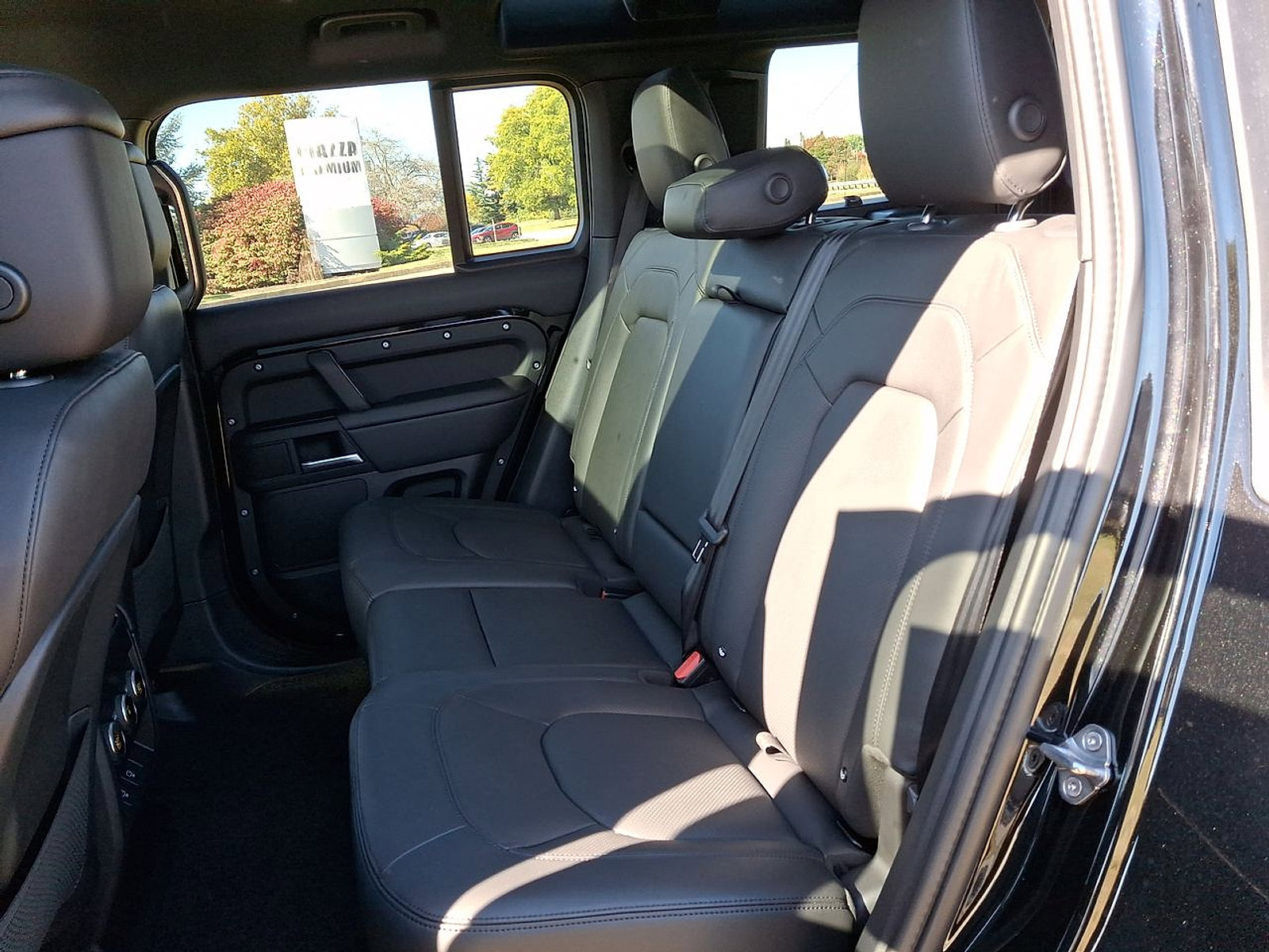 New 2025 Land Rover Defender 110 X-Dynamic SE image 28