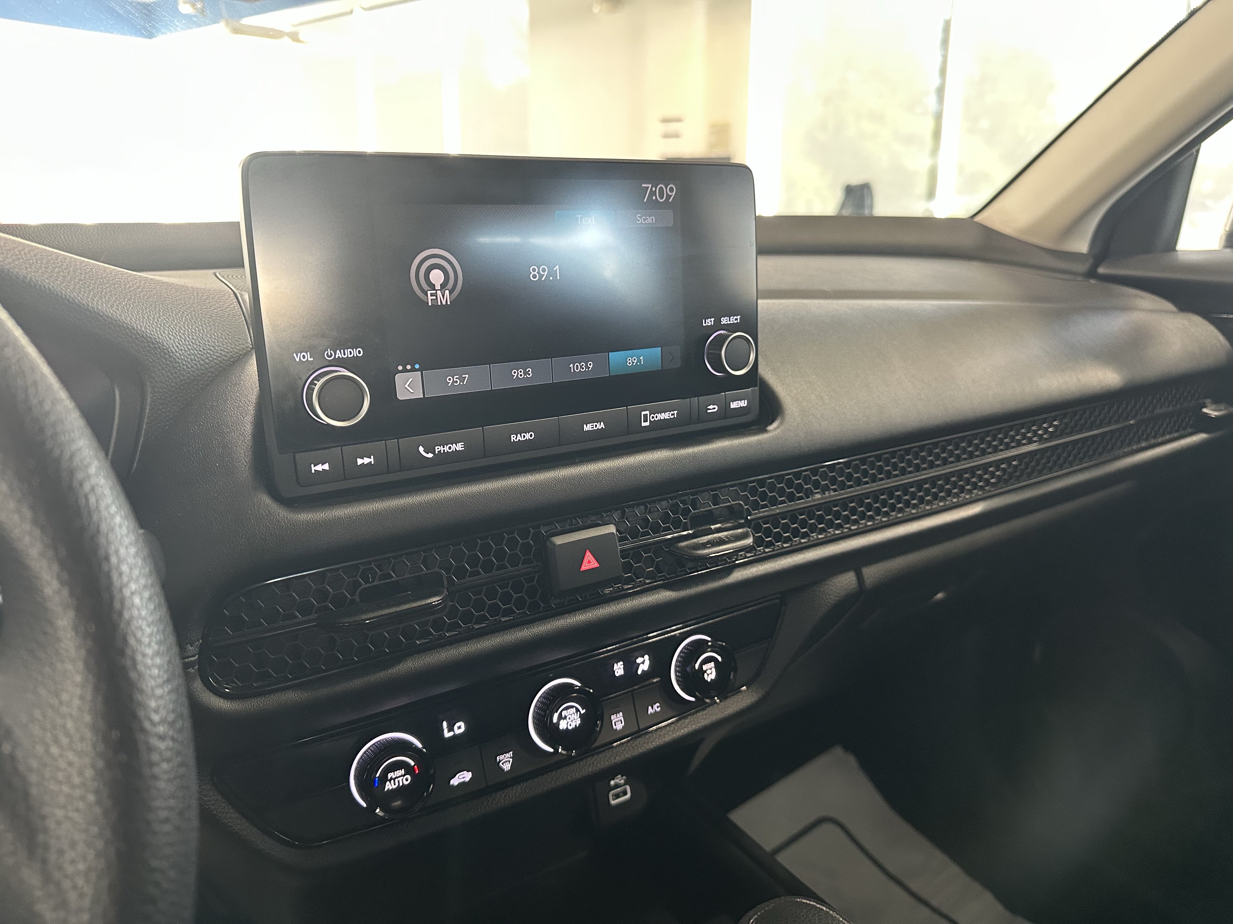 Used 2023 Honda HR-V LX image 10