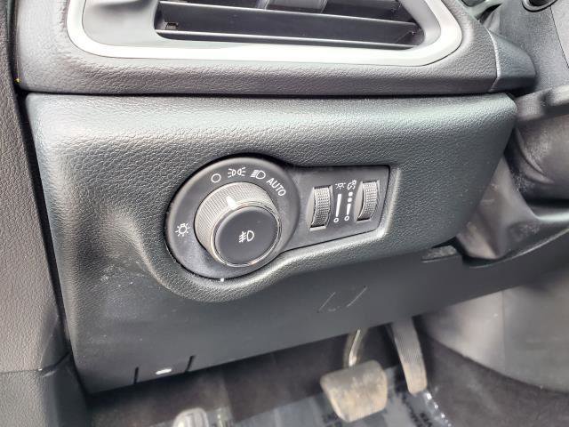 Used 2025 Chrysler Pacifica Select image 9