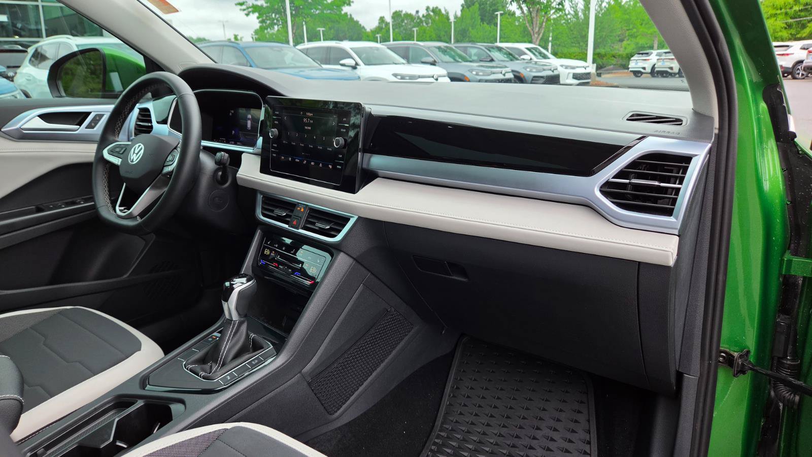 Certified 2025 Volkswagen Taos SE w/ Panoramic Sunroof Package FWD image 45