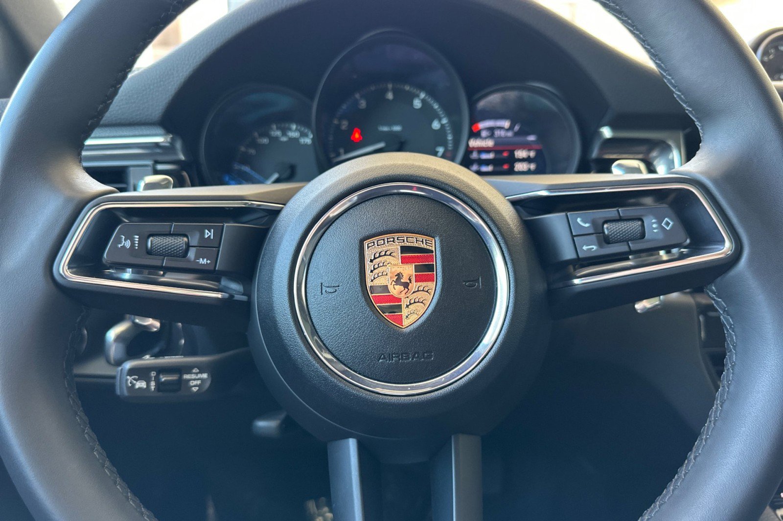 Used 2025 Porsche Macan AWD/4WD image 24