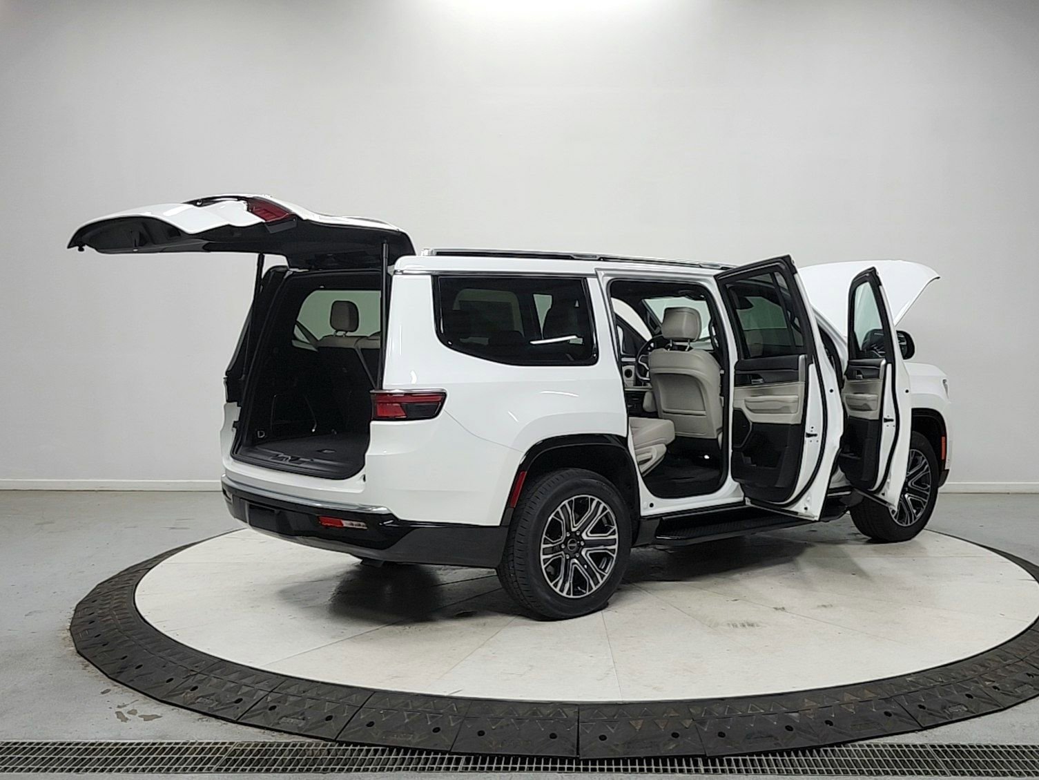 Used 2025 Jeep Wagoneer 2WD image 15