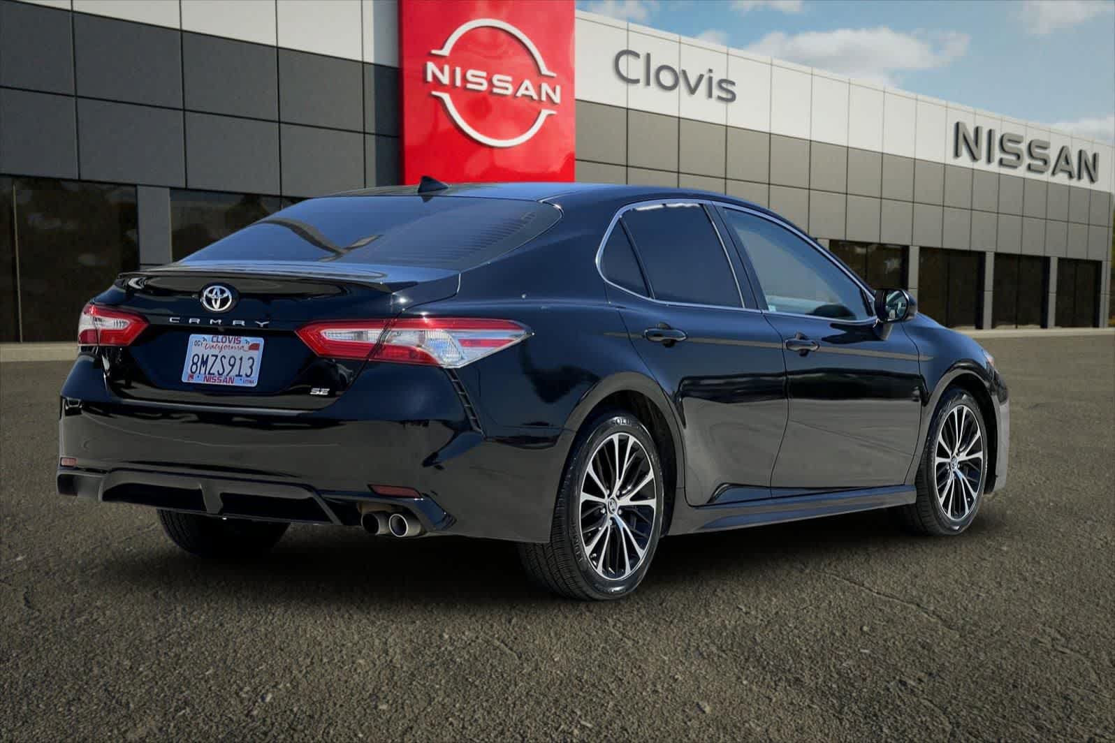 Used 2019 Toyota Camry SE FWD image 3