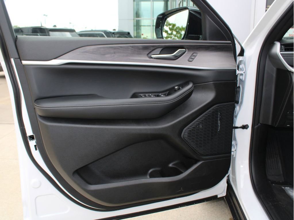 New 2025 Jeep Grand Cherokee Limited w/ Luxury Tech Group II image 6