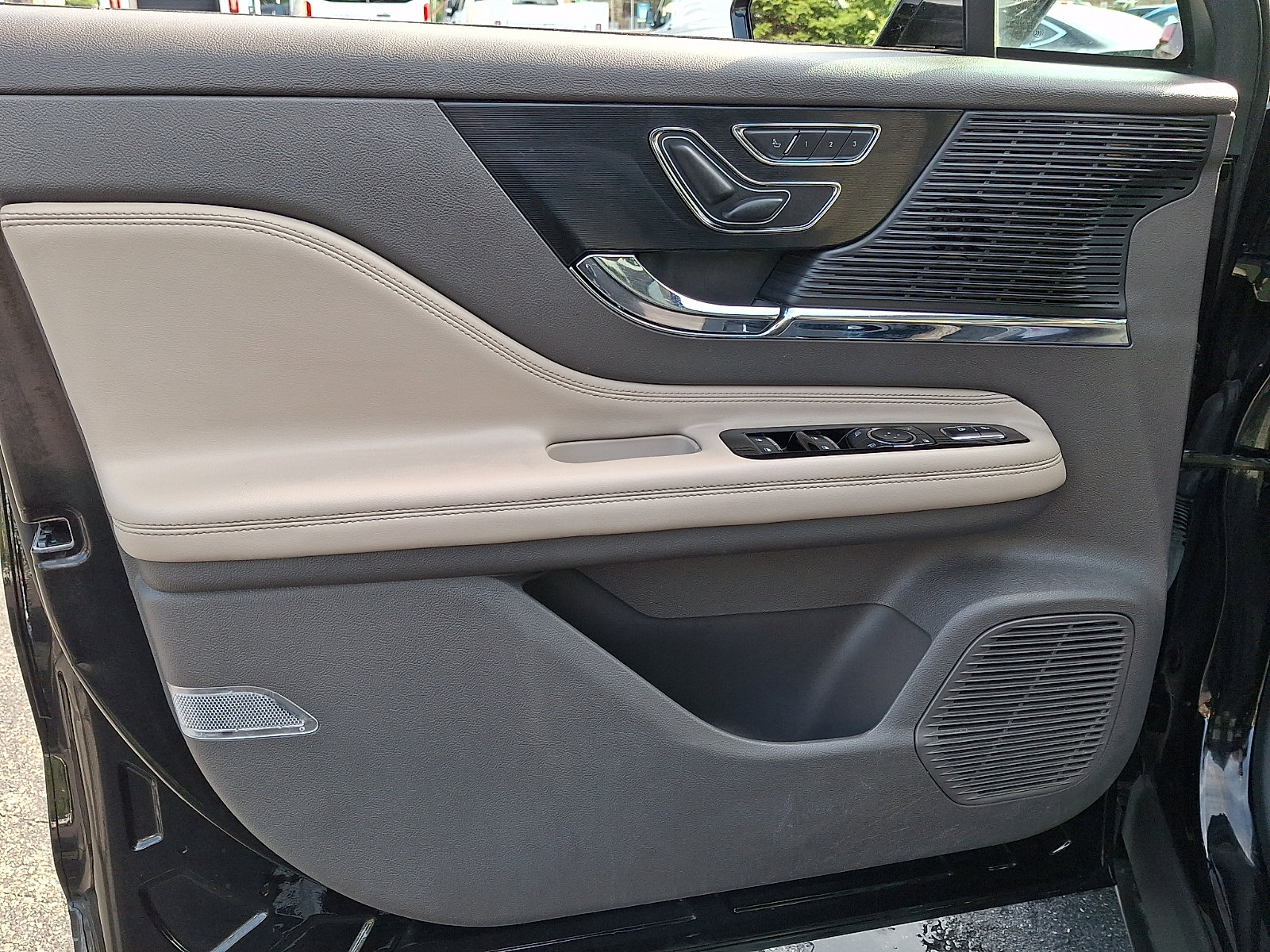 Used 2022 Lincoln Corsair AWD w/ Premium Package image 14