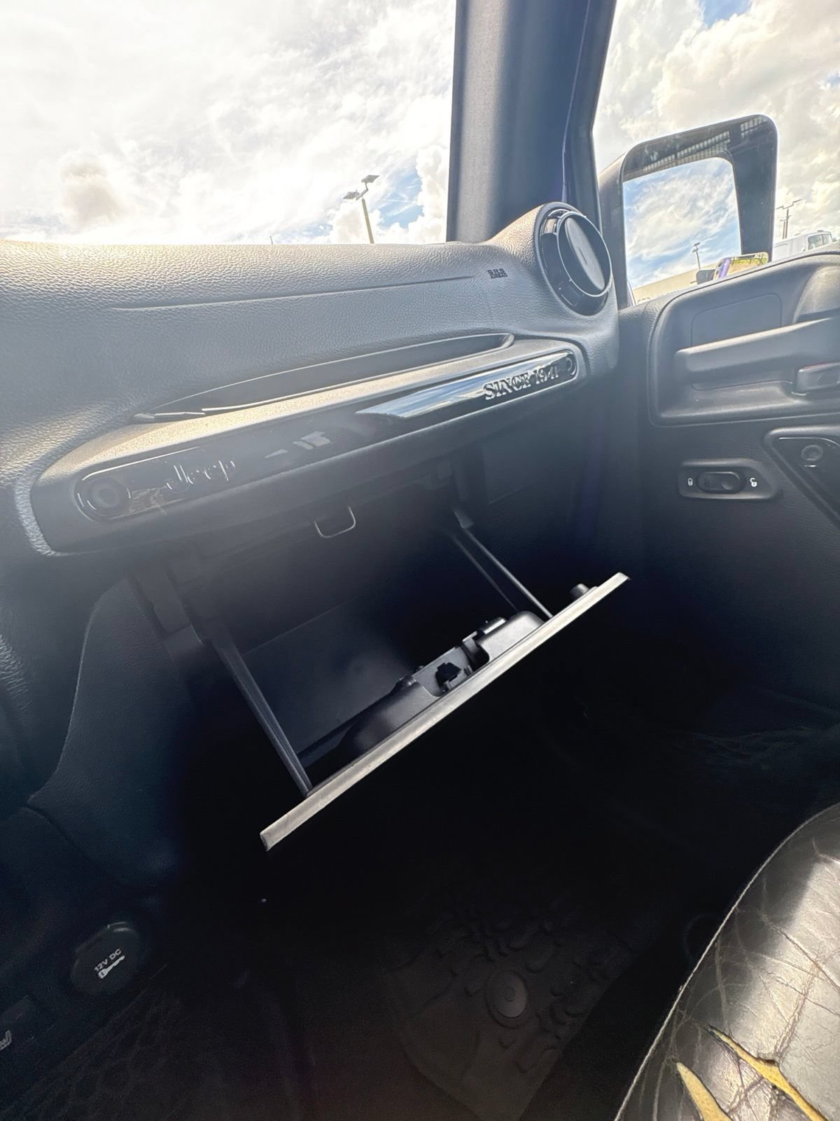 Used 2016 Jeep Wrangler Unlimited Sahara AWD/4WD image 31