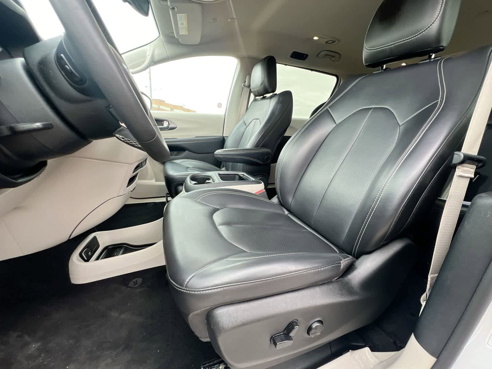 Used 2023 Chrysler Pacifica Touring-L image 16