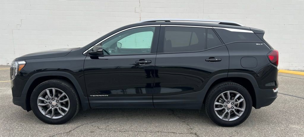 Used 2024 GMC Terrain SLT image 2