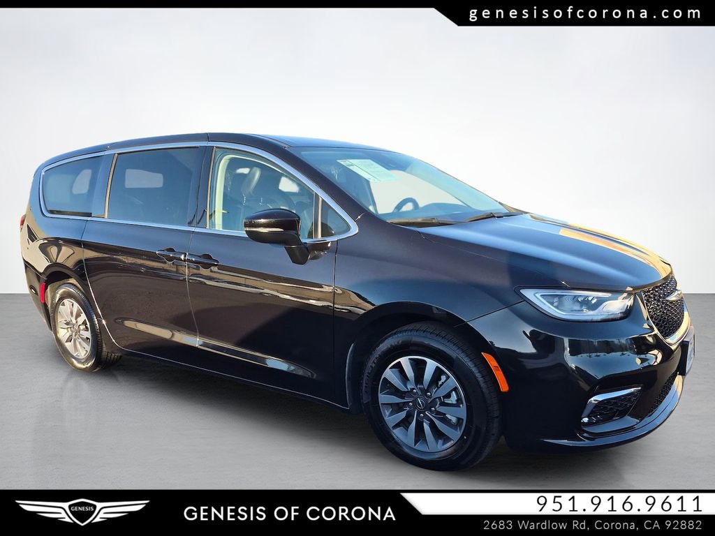 Used 2023 Chrysler Pacifica Touring-L image 1