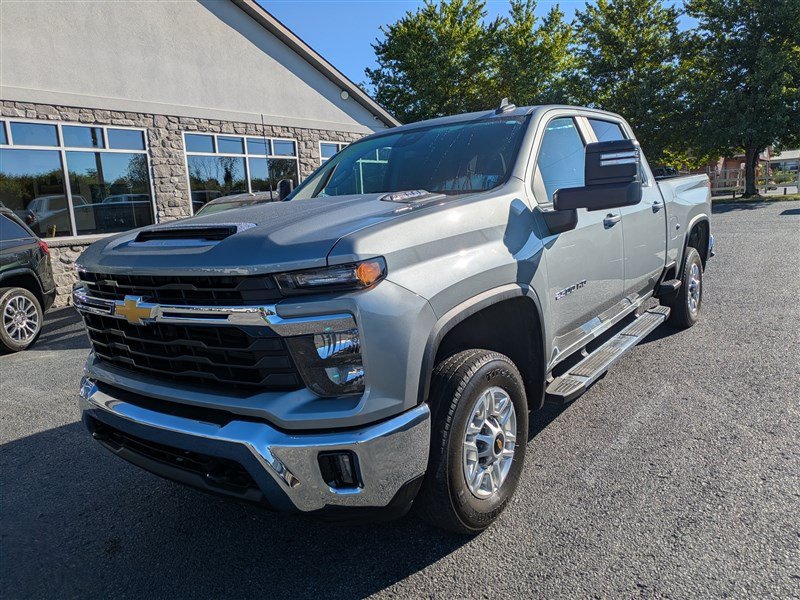 Used 2025 Chevrolet Silverado 2500 LT w/ Convenience Package AWD/4WD image 2