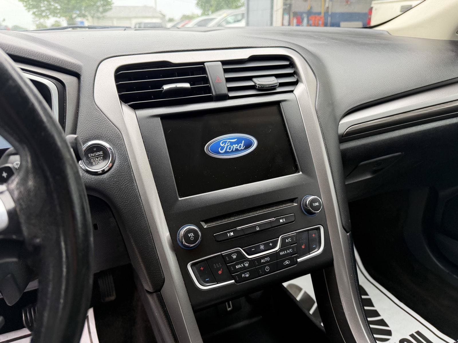 Used 2018 Ford Fusion SE w/ Fusion SE Technology Package FWD image 10