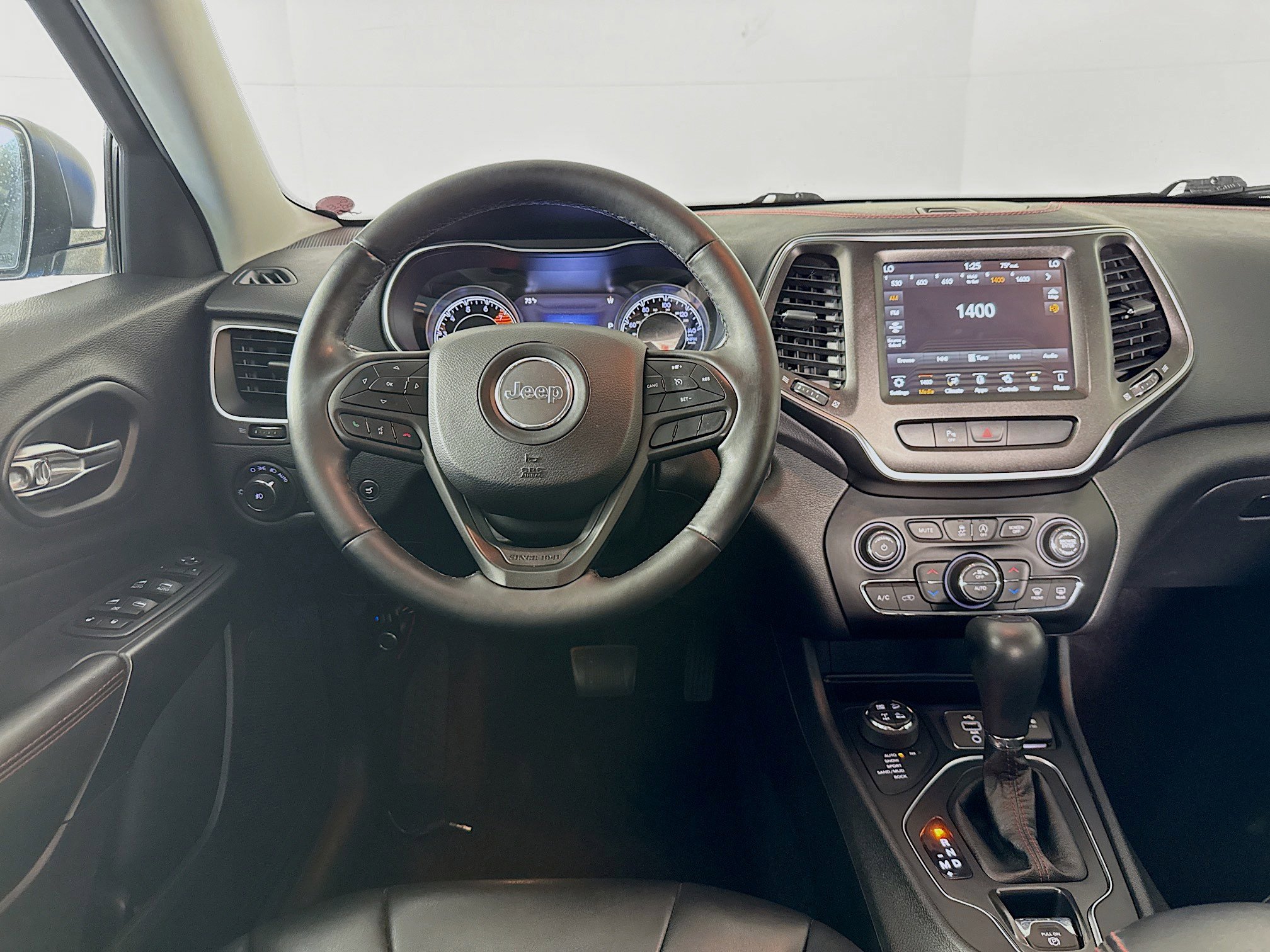 Used 2019 Jeep Cherokee Trailhawk w/ Comfort/Convenience Group AWD/4WD image 28