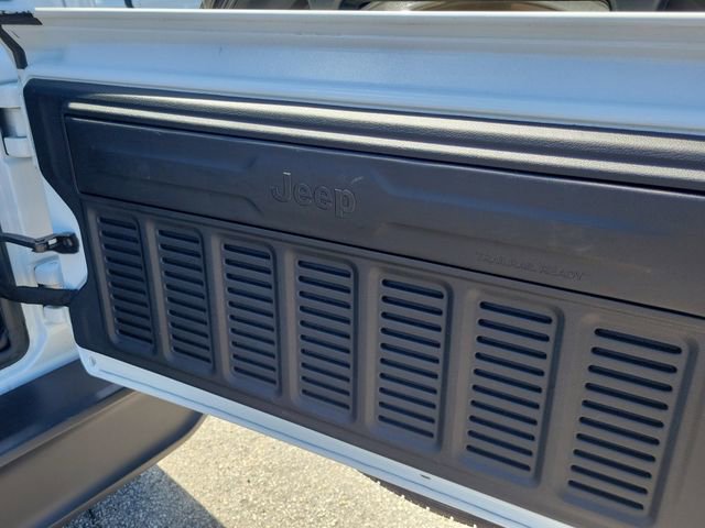 Used 2024 Jeep Wrangler Sahara image 6