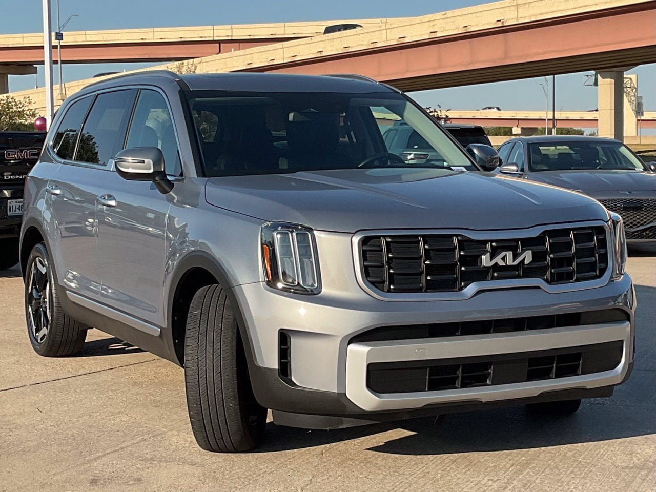 Used 2025 Kia Telluride S FWD image 3