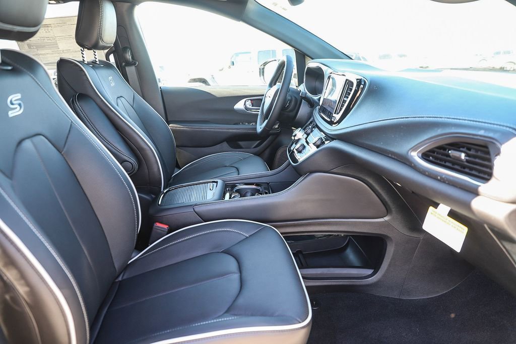 New 2026 Chrysler Pacifica Limited image 18