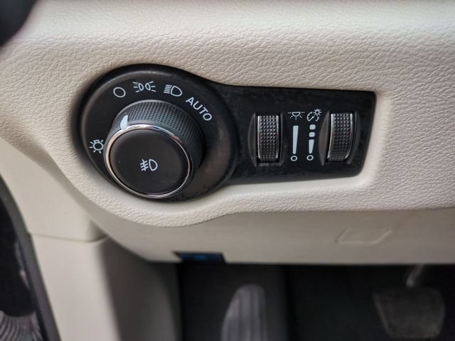 Used 2024 Chrysler Pacifica Touring-L FWD image 17