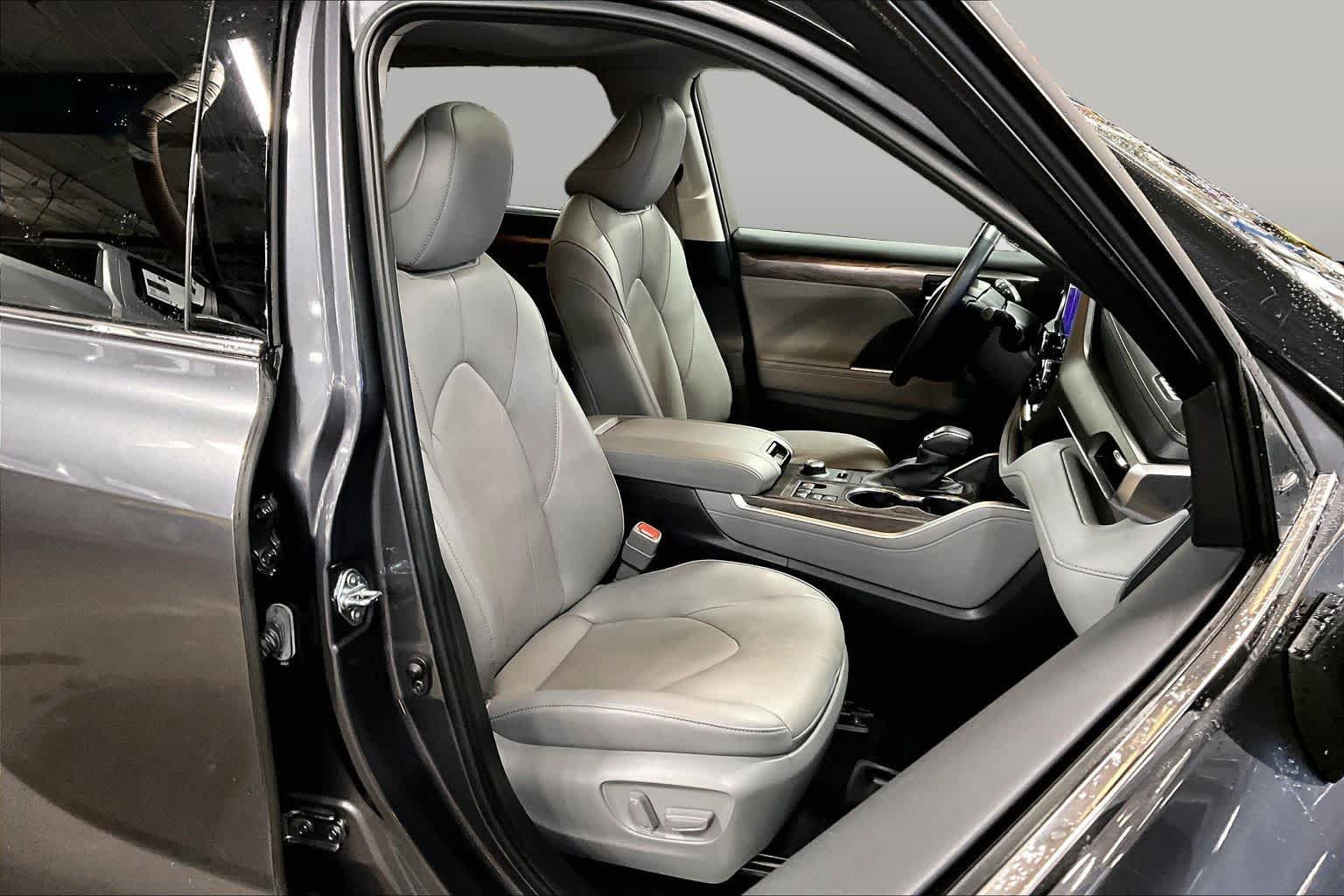 Used 2024 Toyota Highlander Limited AWD/4WD image 8