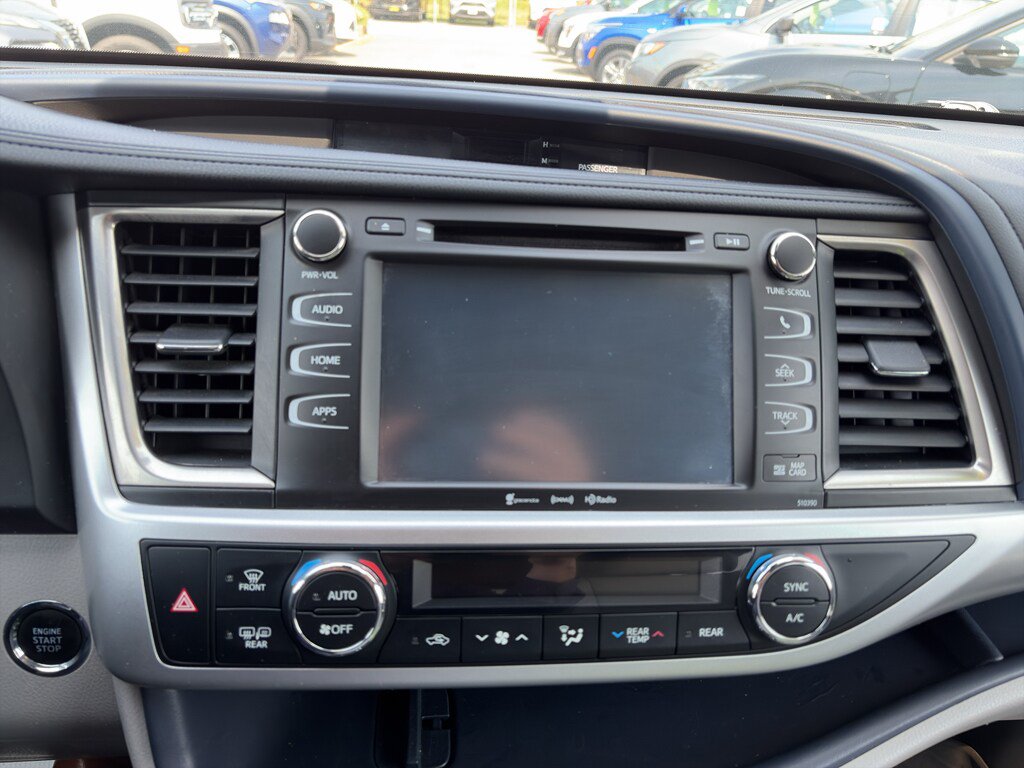 Used 2019 Toyota Highlander XLE AWD/4WD image 16