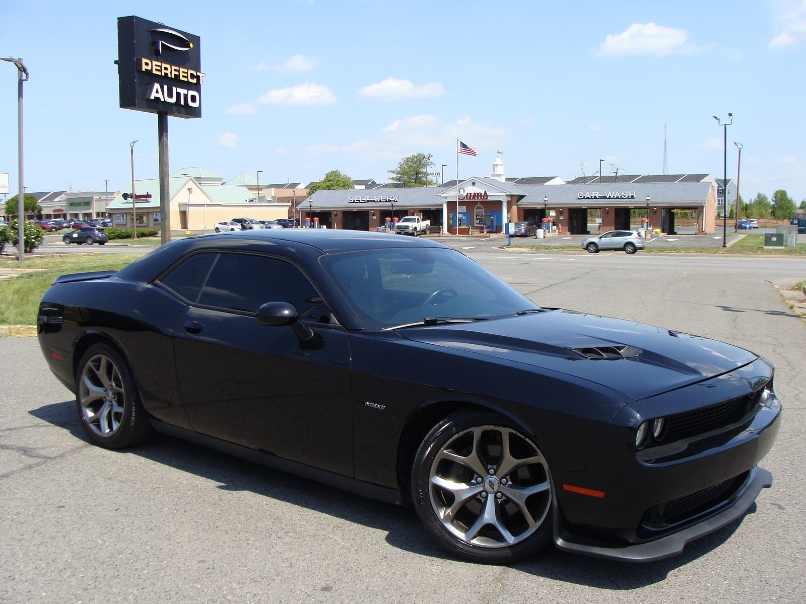 Used 2017 Dodge Challenger R/T w/ Driver Convenience Group RWD image 1