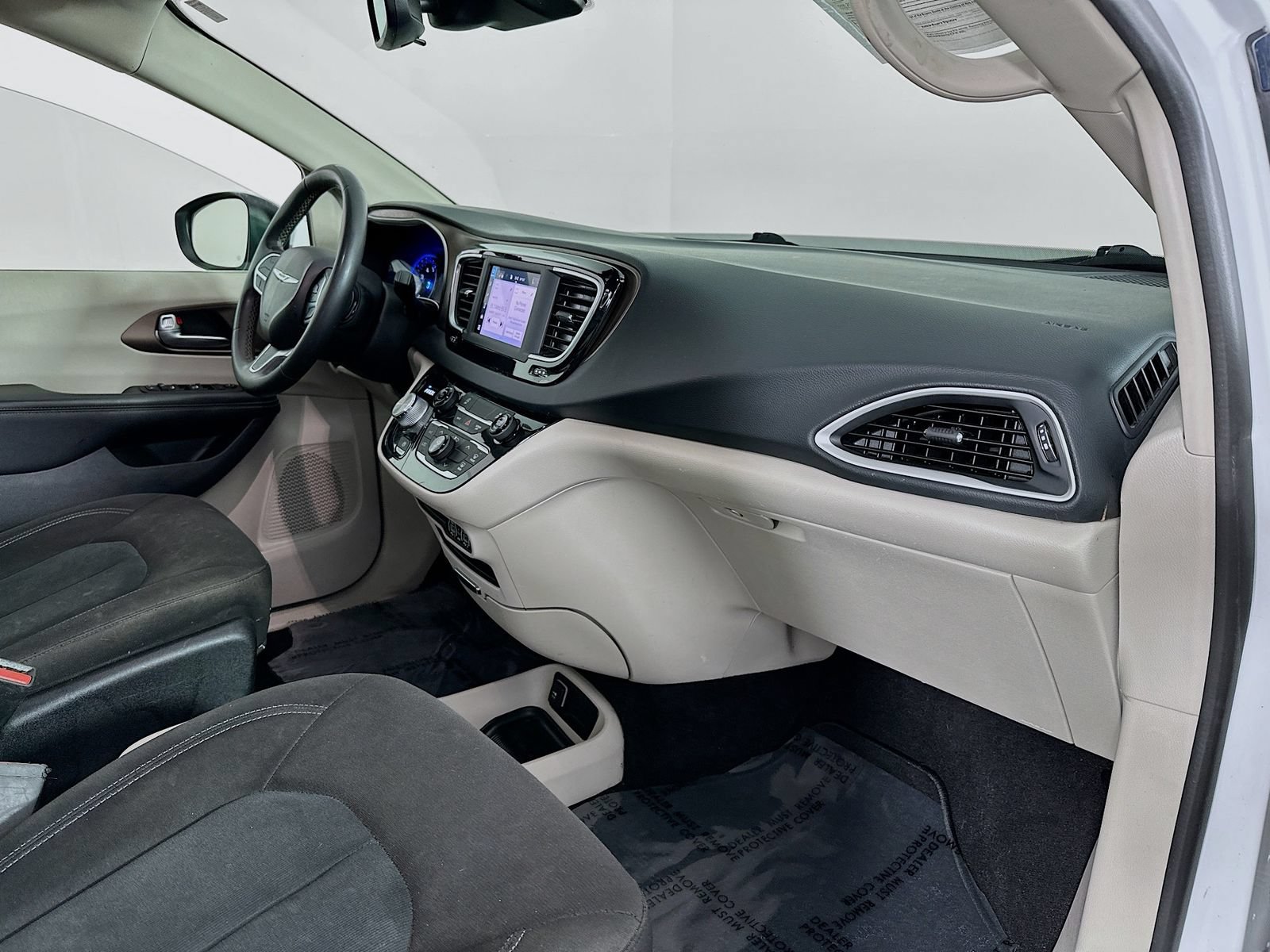 Used 2023 Chrysler Voyager LX FWD image 29