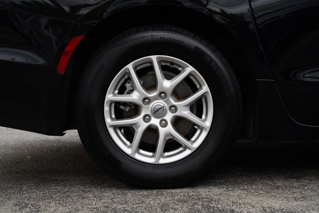 Used 2024 Chrysler Pacifica Touring-L image 11