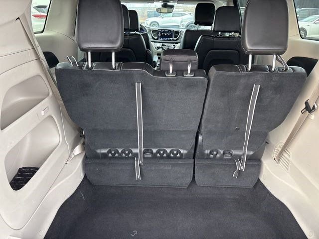 Used 2023 Chrysler Pacifica Touring-L image 35