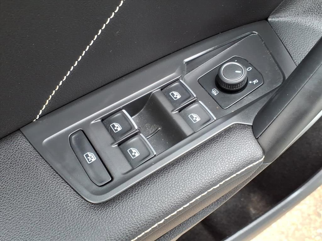 Used 2022 Volkswagen Tiguan SE w/ Panoramic Sunroof Package image 13