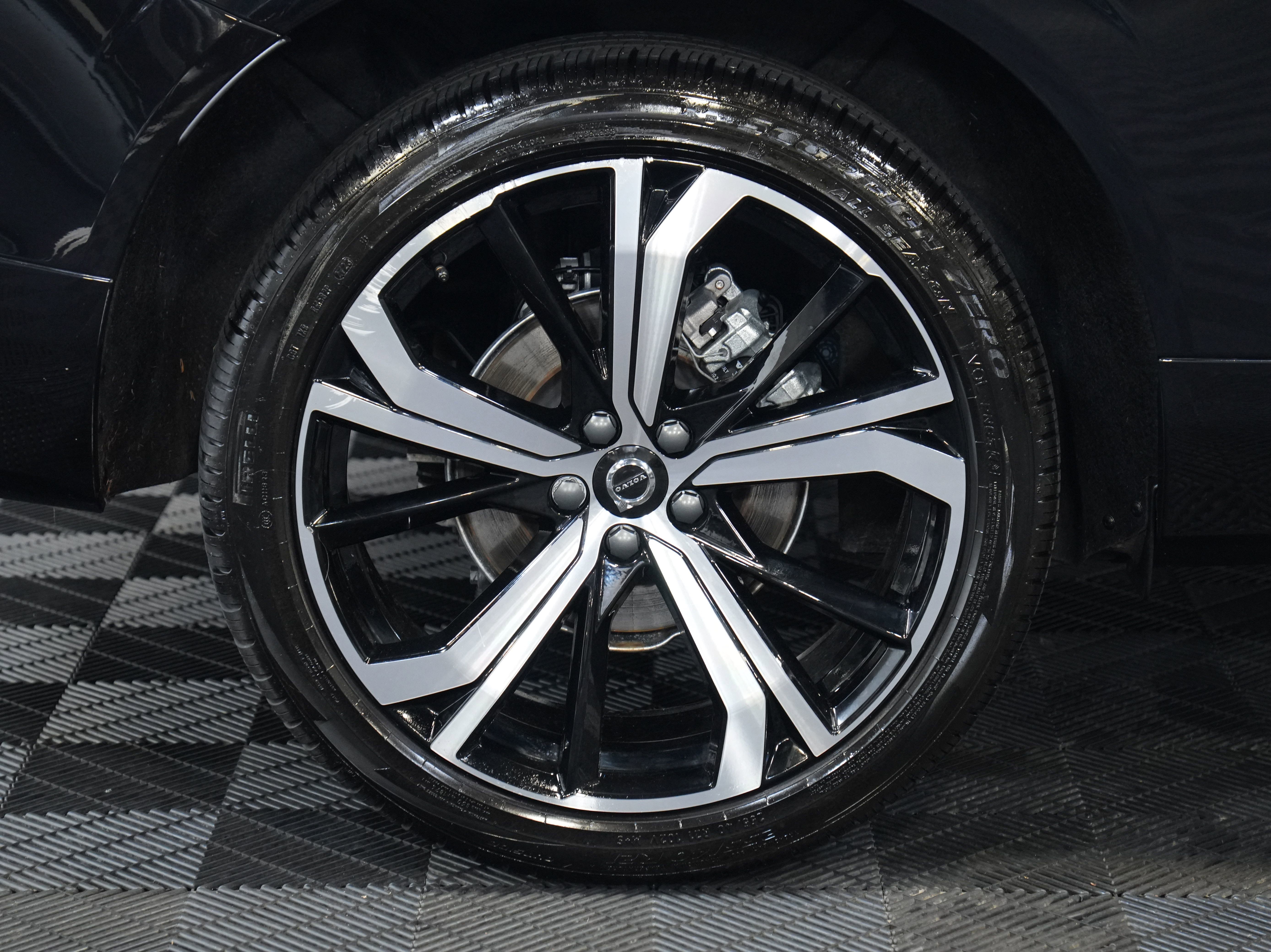 Used 2024 Volvo XC60 B5 Ultimate w/ Protection Package Premier image 54