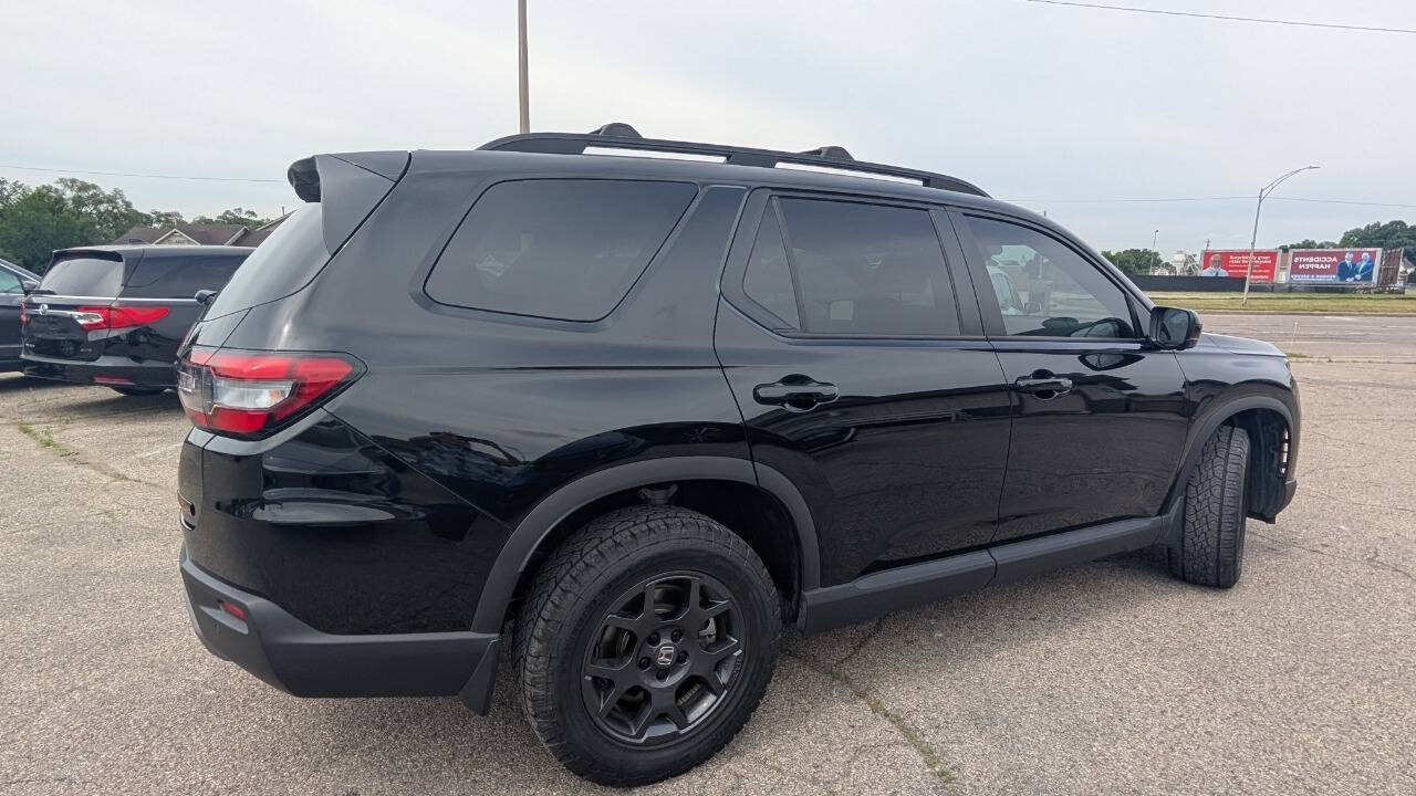 Used 2025 Honda Pilot TrailSport image 5