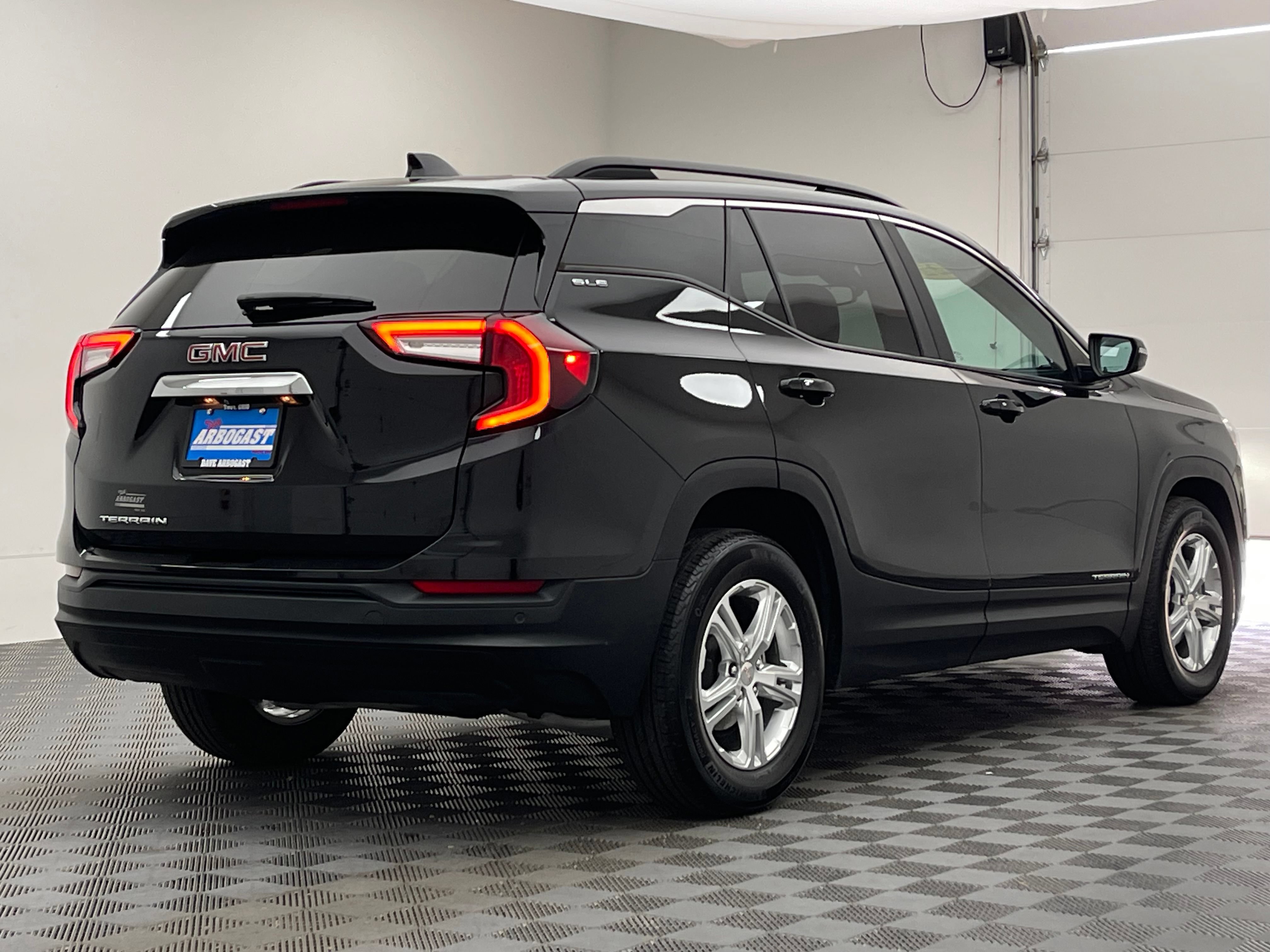Used 2022 GMC Terrain SLE w/ Driver Convenience Package FWD image 8