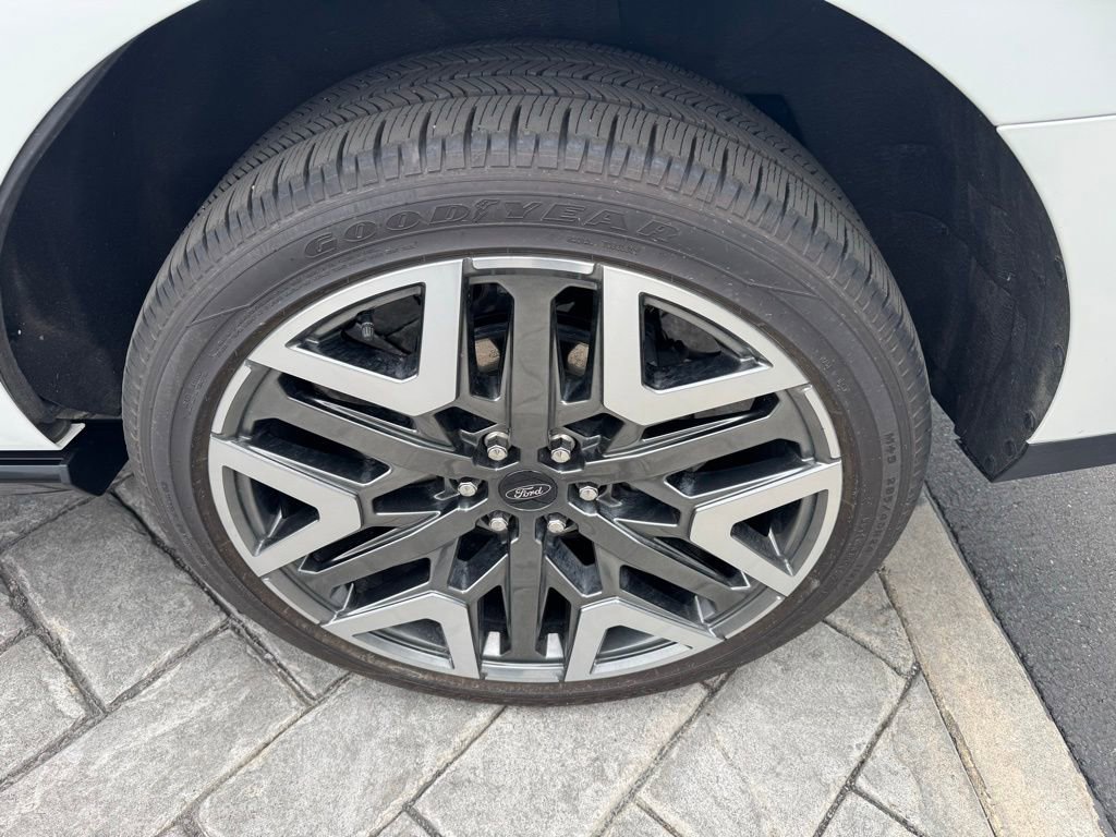 Used 2025 Ford Expedition Platinum w/ Platinum Ultimate Package AWD/4WD image 4