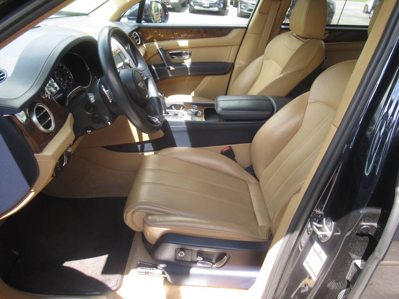 Used 2018 Bentley Bentayga AWD/4WD image 26