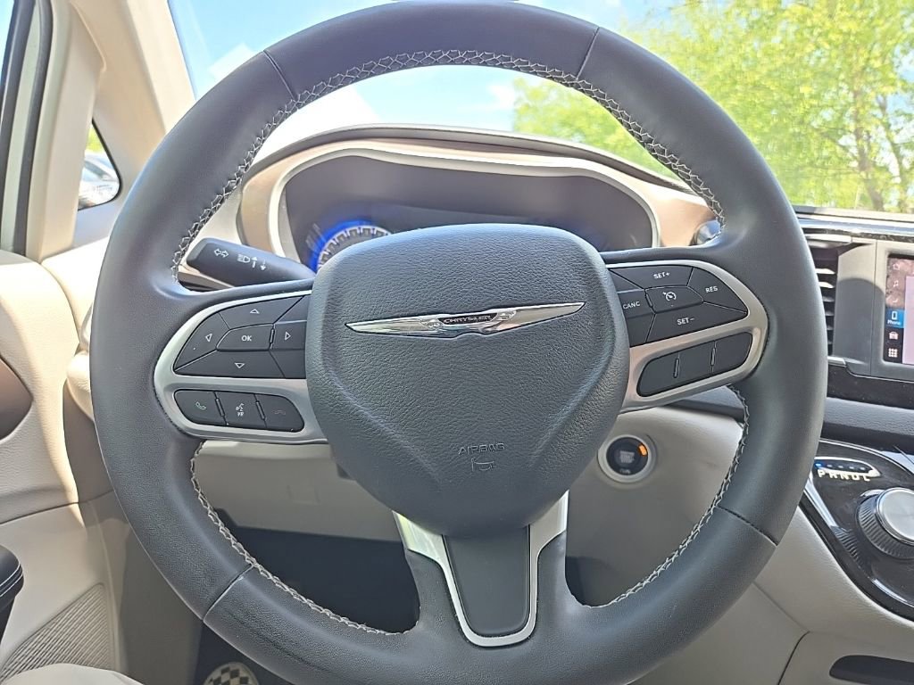 Used 2022 Chrysler Voyager LX FWD image 11