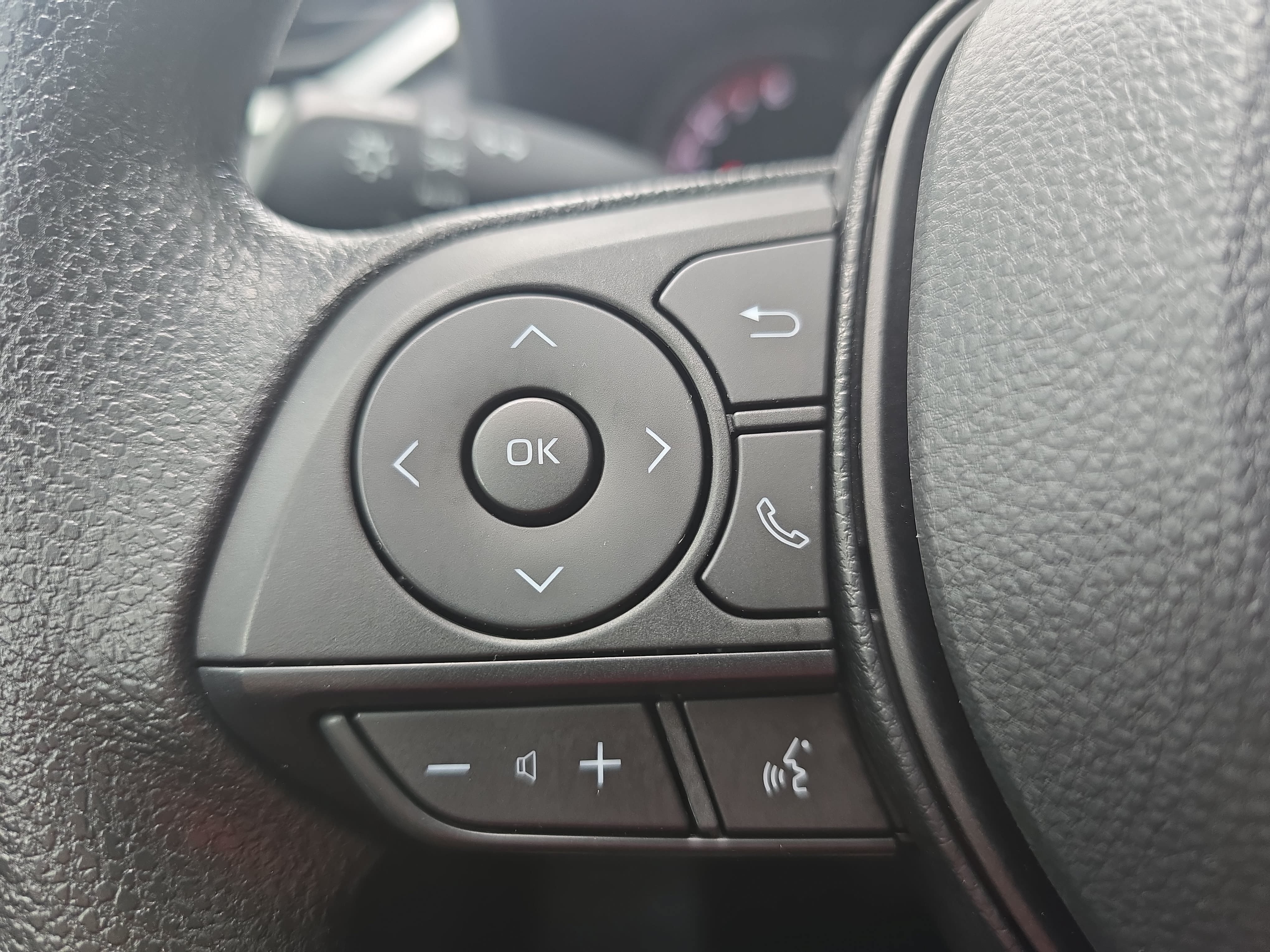 Used 2024 Toyota RAV4 XLE w/ Convenience Package FWD image 16