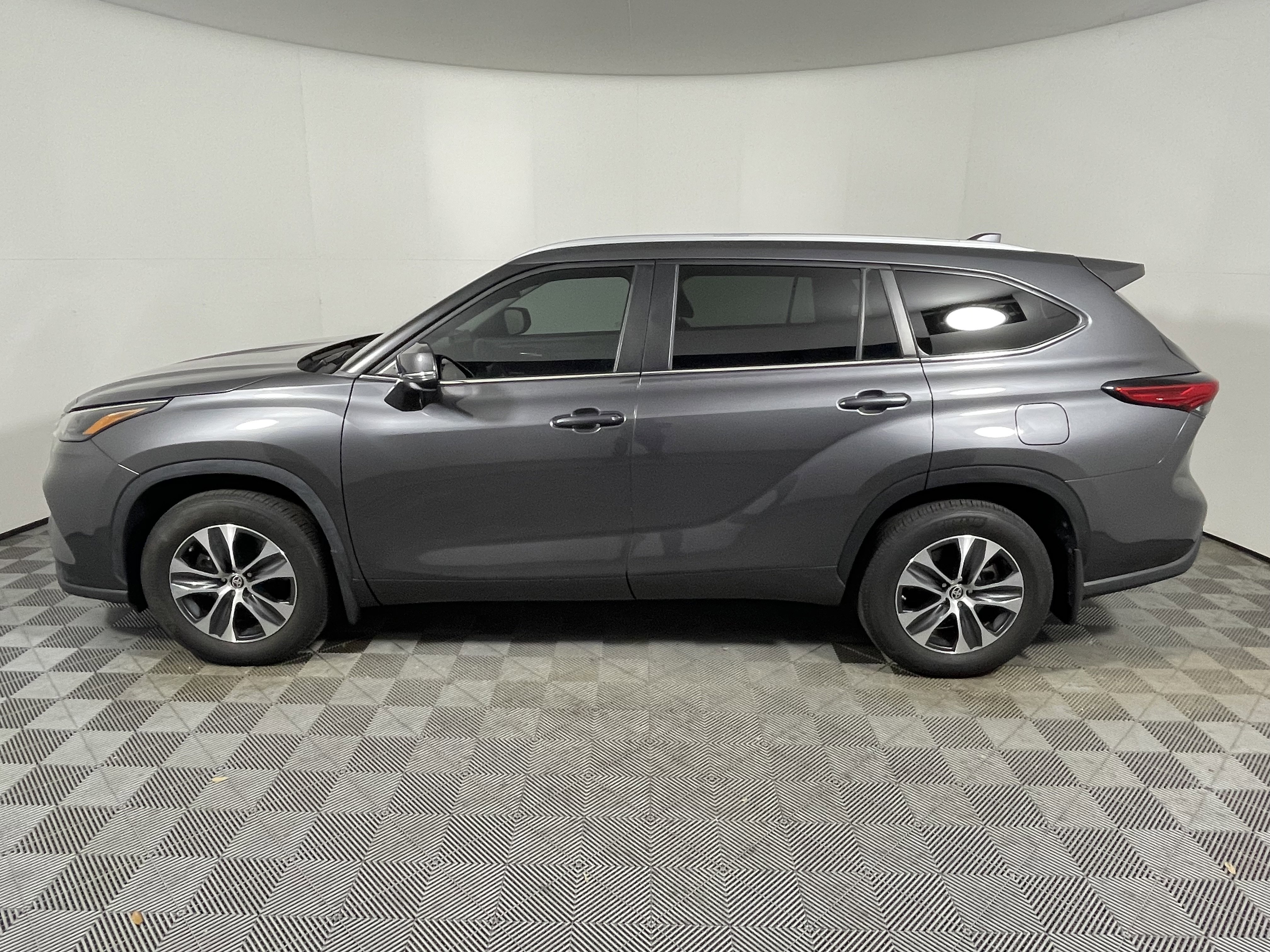 Used 2023 Toyota Highlander XLE image 2