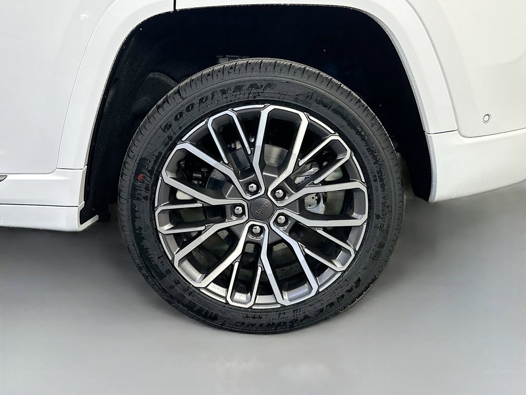 New 2026 Jeep Grand Cherokee Summit AWD/4WD image 17