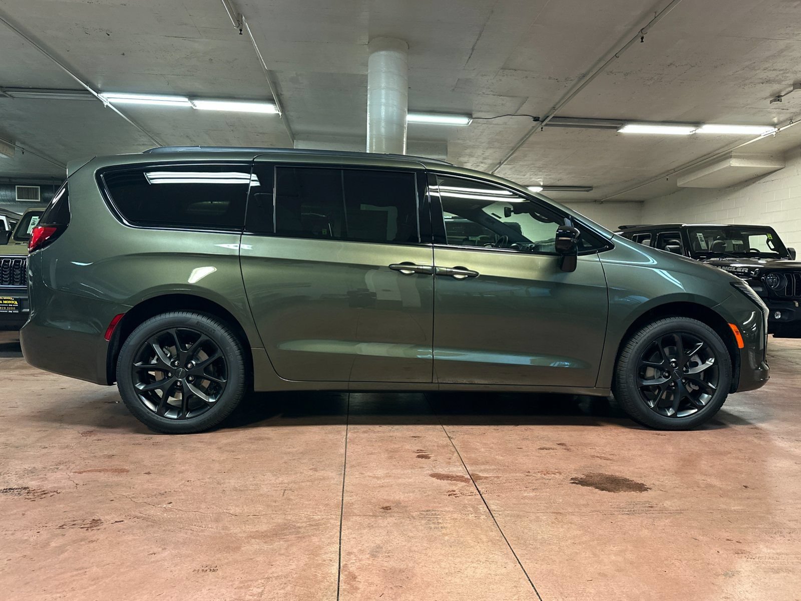 New 2027 Chrysler Pacifica Limited w/ Family Tech Group AWD/4WD image 6
