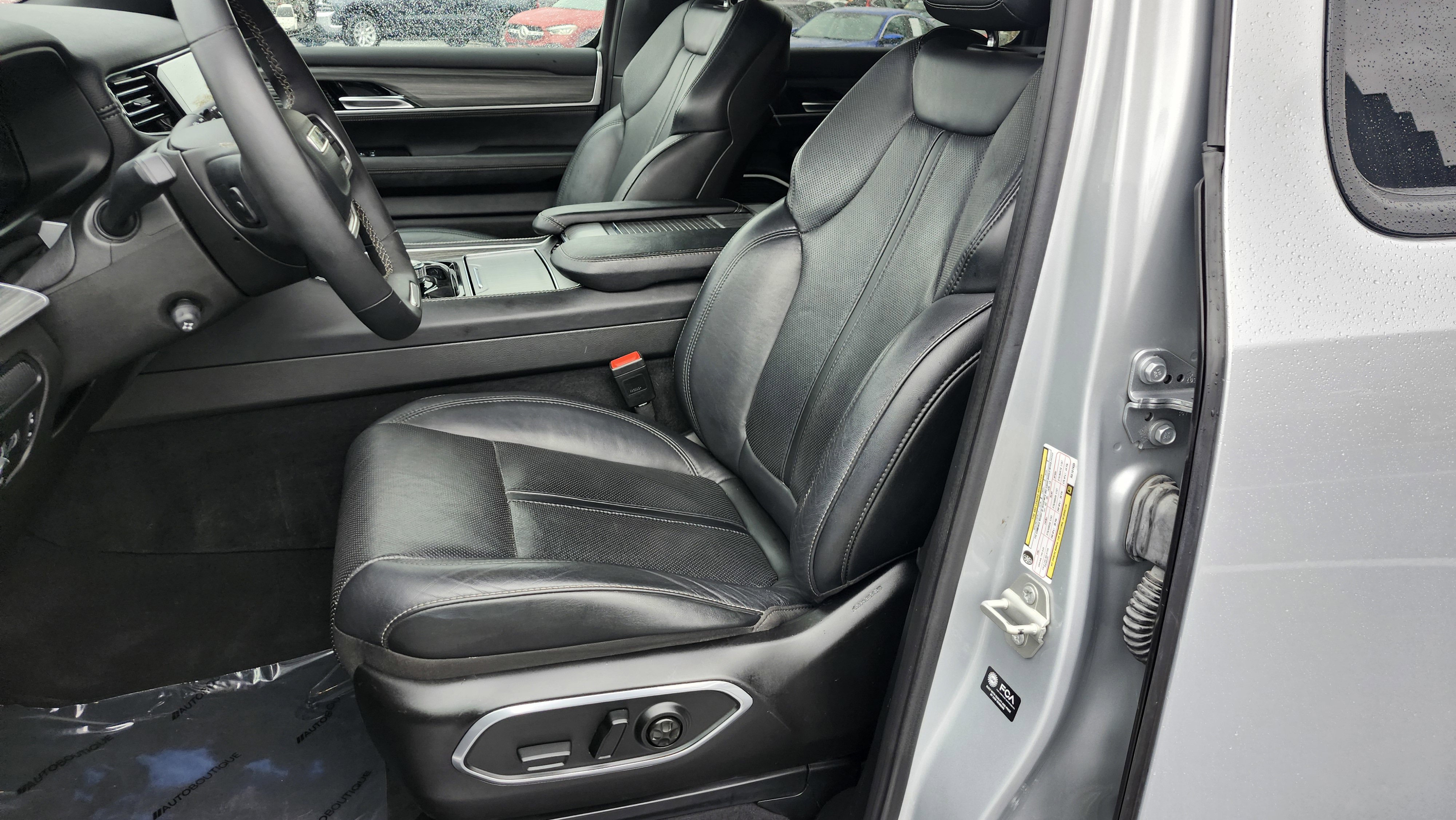 Used 2024 Jeep Wagoneer L Series II w/ Flexible Seating Group image 16