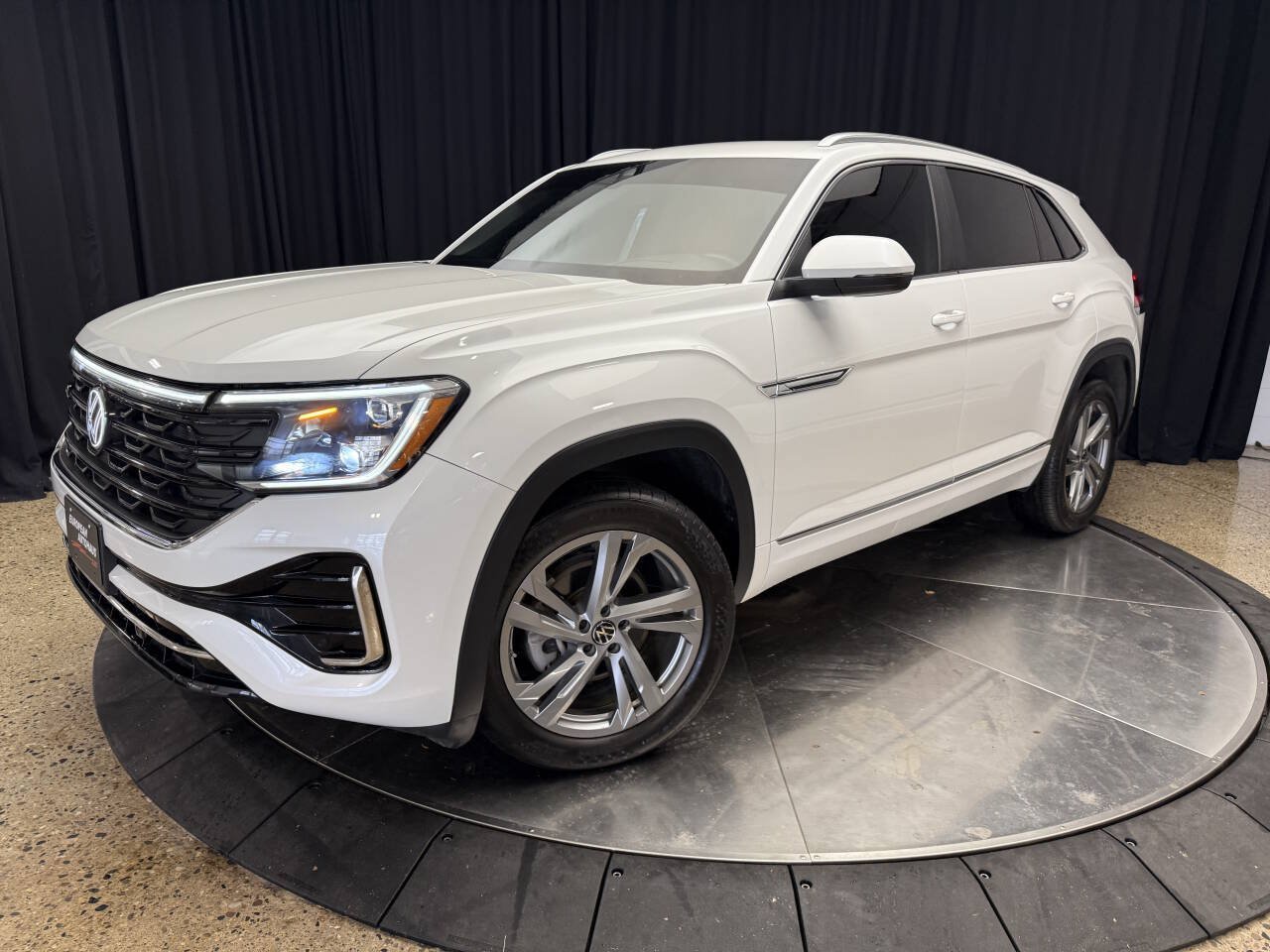 Used 2024 Volkswagen Atlas Cross Sport SEL R-Line AWD/4WD image 2