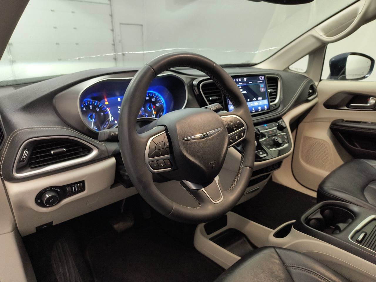 Used 2022 Chrysler Pacifica Touring-L AWD/4WD image 4